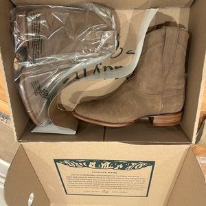 Never worn Tecovas The Roy boot in Granite, size 9.5